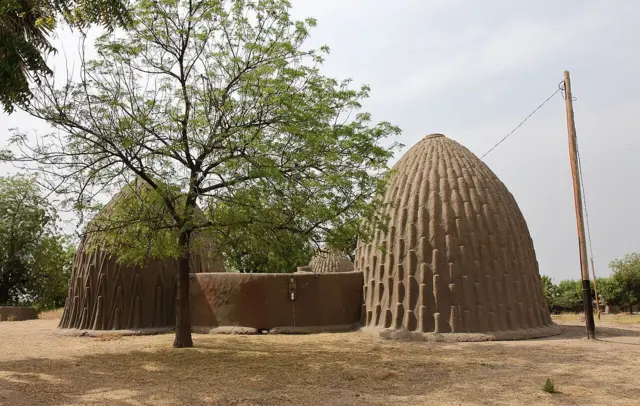 Case Obus des Mousgoum, construite dans un mélange de terre et d'herbe, à Pouss, un village situé dans la région de l'Extrême-Nord du Cameroun.