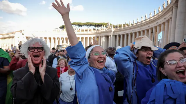 Wata mai hidimar majami'a ta nuna bayyana farincikinta ta hanyar ɗaga hannunta a sama bayan farin hayaƙi ya tashi daga bututun Sistine Chapel – alamar da ke nuna cewa manyan limamai sun zaɓi sabon Fafaroma.