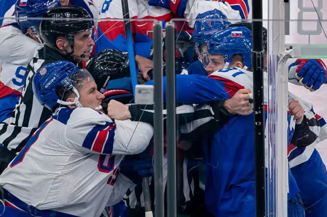 Мэттью Ткачук из сборной США подрался с Эриком Чернаком из Словакии во время полуфинального матча 