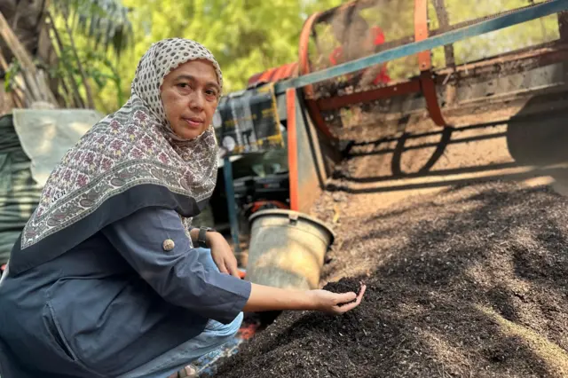 Shanty menunjukkan pupuk organik yang sudah siap menggemburkan tanah.