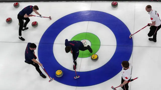 Во время матча по керлингу