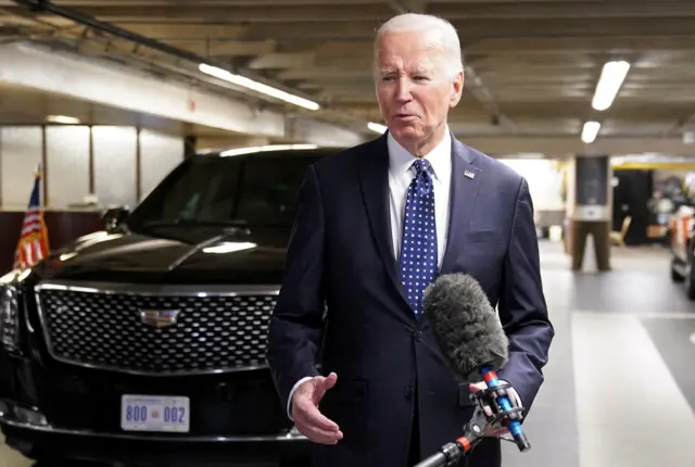 नयाँ प्रतिबन्धबारे सञ्चारकर्मीसँग कुरा गर्दै अमेरिकी राष्ट्रपति जो बाइडन