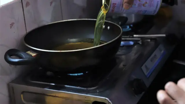 घी और तेल दोनों का ही सीमित सेवन शरीर को स्वस्थ रखने के लिए ज़रूरी है