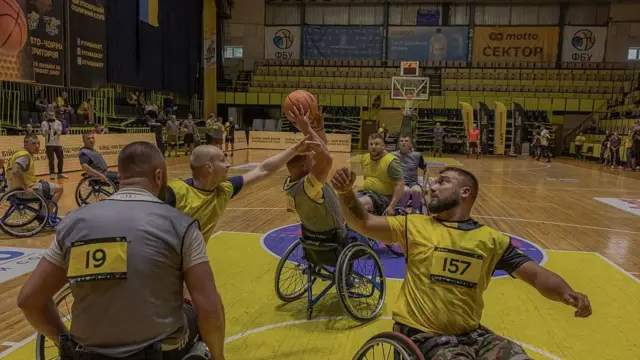 Українські військовослужбовці та ветерани на інвалідних візках грають у баскетбол під час відбіркових змагань для військовослужбовців та ветеранів, щоб приєднатися до української національної команди для участі в Invictus Games Vancouver Whistler 2025