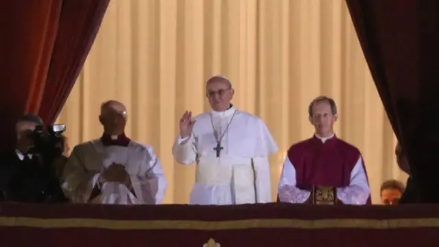 Newly elected Pope Francis, Cardinal Jorge Mario Bergoglio of Argentina appears on the balcony of St. Peter's Basilica at the Vatican, 2013 අලුතින් තේරී පත් වූ ෆ්‍රැන්සිස් පාප් වහන්සේ, ආර්ජන්ටිනාවේ කාදිනල් ජෝර්ජ් මාරියෝ බර්ගොග්ලියෝ 2013 දී වතිකානුවේ ශාන්ත පීතර බැසිලිකාවේ බැල්කනියේ පෙනී සිටියි.
