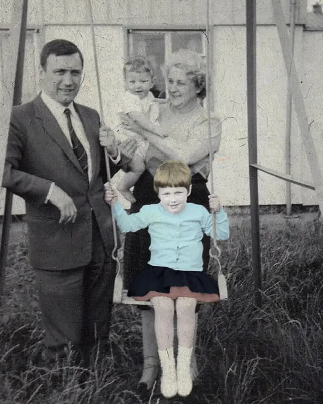 Sue Nelson, enfant, avec son père, sa grand-mère et un de ses frères.