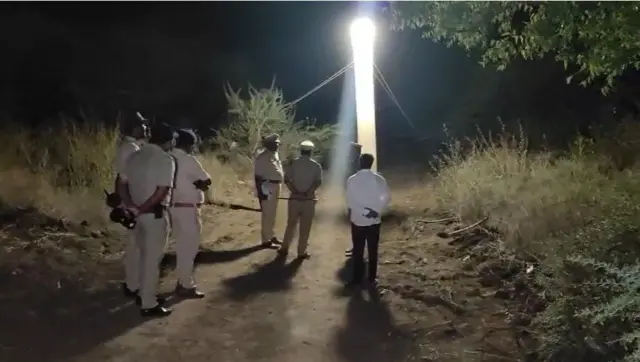 घटनास्थळाची पाहणी करताना पोलीस 