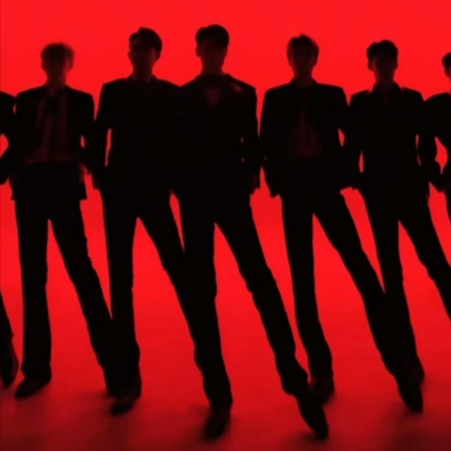 2025年7月,由“喜悅X”團播直播間推出的掃腿舞搭配洗腦的背景音樂“30sexy"在抖音上迅速走紅,並引髮了全民參與熱潮,衆多網紅都開始參與到男團直播中。