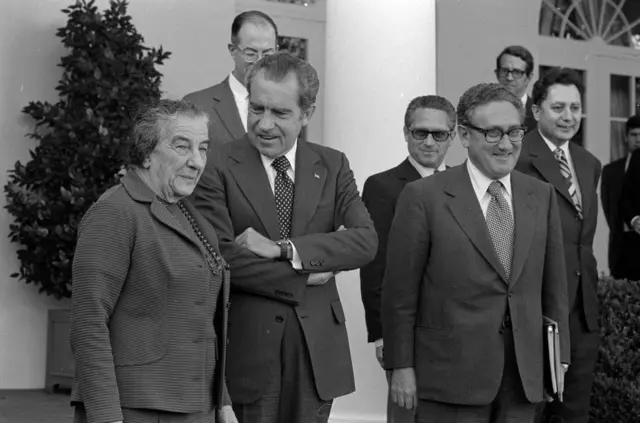 इस्रायली पंतप्रधान गोल्डा मायर 1973 सालच्या व्हाईट हाऊसमध्ये आल्या, तेव्हाचा फोटो. गोल्डा, निक्सन आणि उजवीकडे पुढ्यात किसिंजर.
