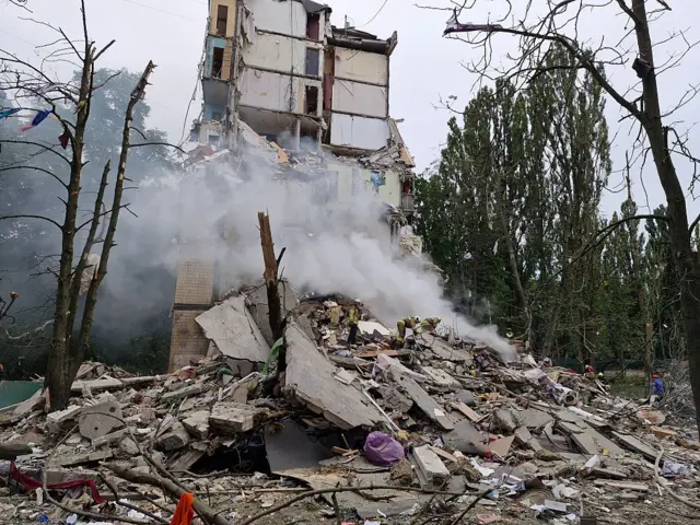 Російська атака зруйнувала цілий під'їзд житлового будинку