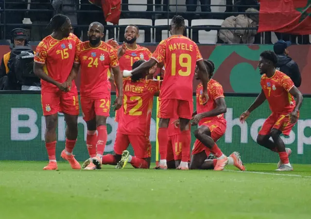 Les joueurs de la République démocratique du Congo célèbrent un but marqué lors du match de football du groupe D de la 35e Coupe d'Afrique des Nations (CAN 2025) contre le Botswana au stade Al Medina de Rabat, le 30 décembre 2025. 