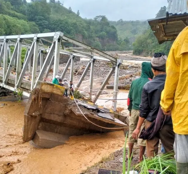 Jembatan Pelang, yang menghubungkan Kecamatan Silihnara dengan Rusip Antara (Lintas Pamar), Kabupaten Aceh Tengah, putus.