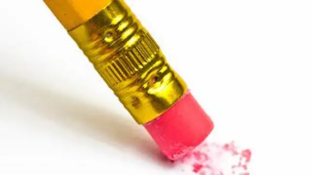 مدادپاکن درحال پاک کردن روی یک کاغذ