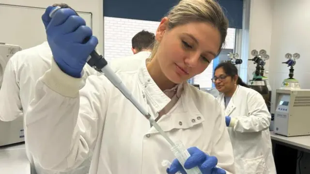 పరిశోధనలో నిమగ్నమైన మహిళ