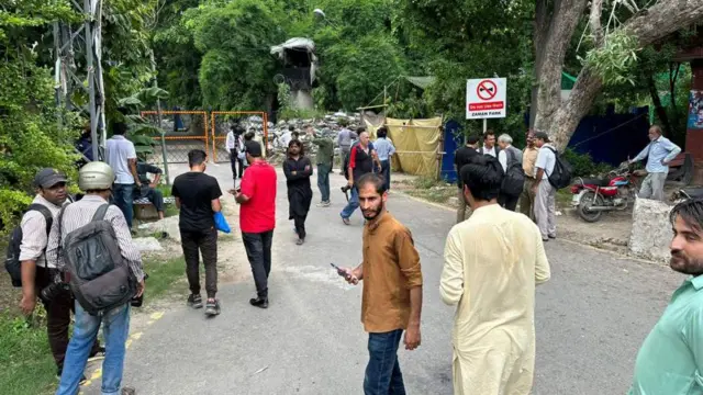 ज़मान पार्क के सामने का नज़ारा