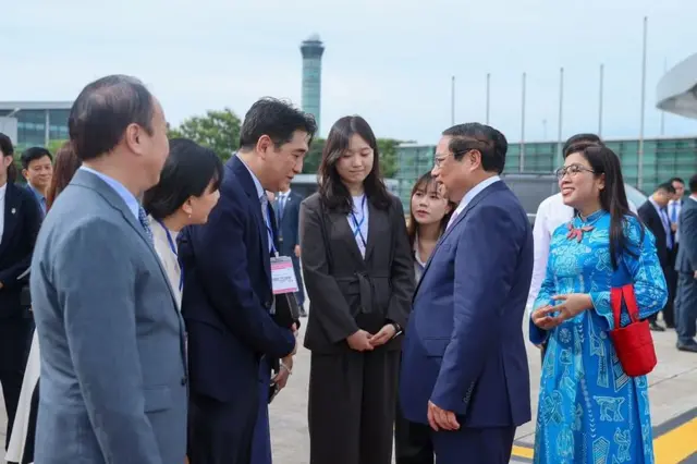Phó Đại sứ Hàn Quốc tại Việt Nam Lee Kyoung Dock tiễn Thủ tướng Phạm Minh Chính và Phu nhân tại sân bay Nội Bài 