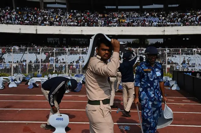 ভাঙা চেয়ার দিয়েই মাথা বাঁচানোর চেষ্টা এক পুলিশকর্মীর