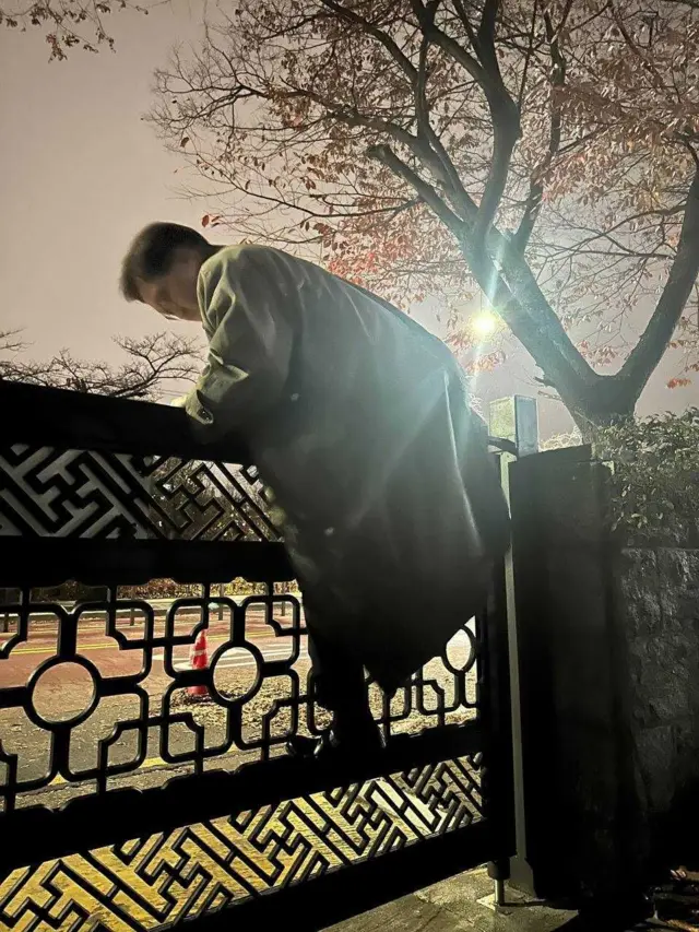 우원식 국회의장이 3일 오후 대통령 비상계엄으로 경찰이 통제 중인 서울 여의도 국회에서 담을 넘어 본청으로 향하고 있다