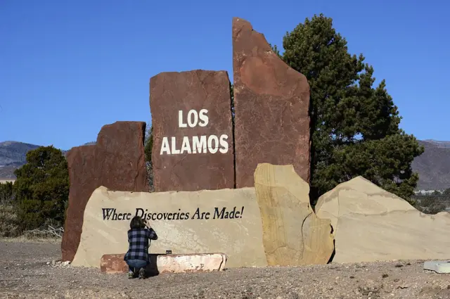 লস অ্যালামোস ল্যাবরেটরিতেই নিয়োগের সাক্ষাতকার নেওয়া হয়েছিল থিয়োডোর হলের