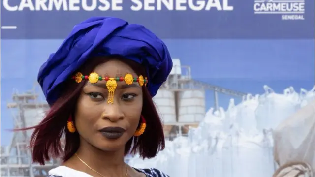 እዛ ሰኔጋላዊት ጓል ኣንስትቲ ኣብታ ዳካር ኣብ ስነ ስርዓት ምኽፋት ፋብሪካ እምነበረድ እታ ተሳኢላ