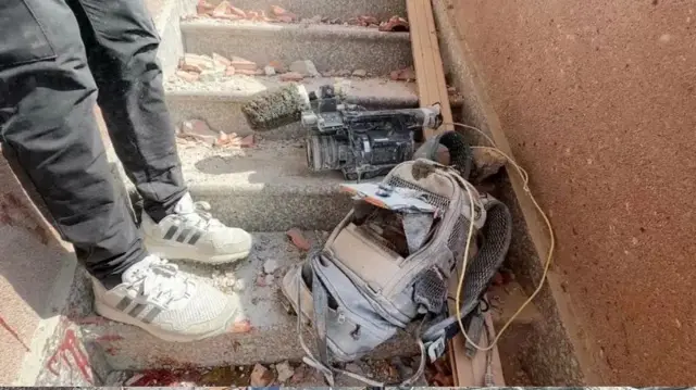 تصویری از تجهیزات فیلمبرداری که حسام المصری، عکاس رویترز، در حمله هوایی اسرائیل به بیمارستان ناصر در خان یونس کشته شد.
