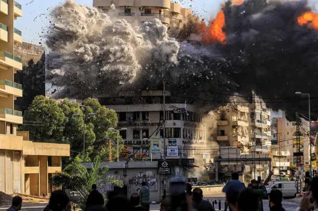  پس از ماه‌ها شلیک راکت از سوی حزب‌الله به خاک اسرائیل، نیروهای اسرائیلی حملات هوایی گسترده‌ای را علیه مواضع این گروه در لبنان انجام دادند
