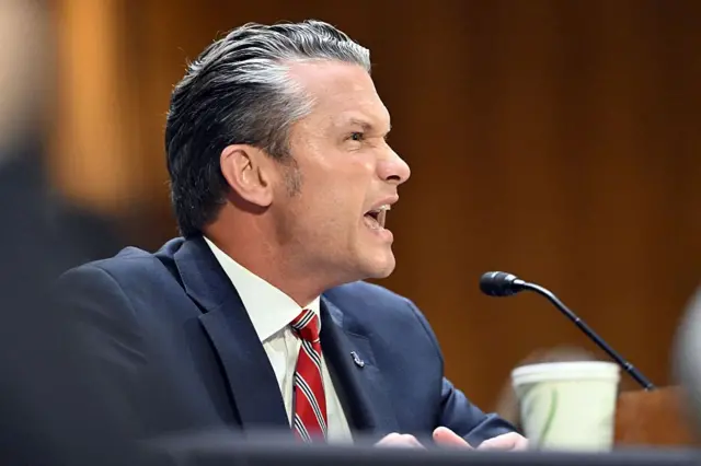 Le ministre de la Guerre, Pete Hegseth, pointe du doigt lors d'une audition houleuse