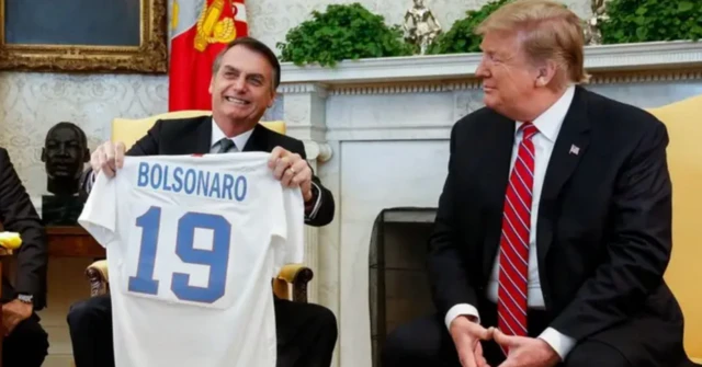 Bolsonaro segura uma camisa3betsvipfutebol com seu nome enquanto Donald Trump observa