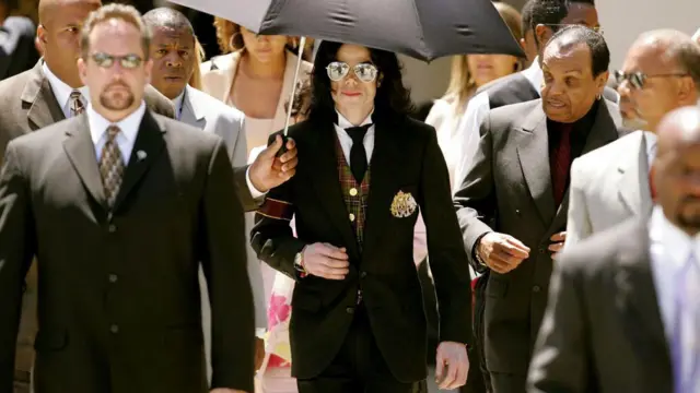 Michael Jackson sai de um julgamento em 2005