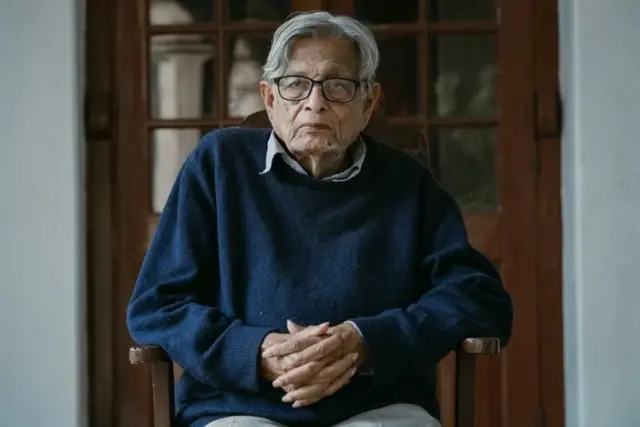 घरातील बैठकीत बीबीसीशी बोलताना हरफान हबीब