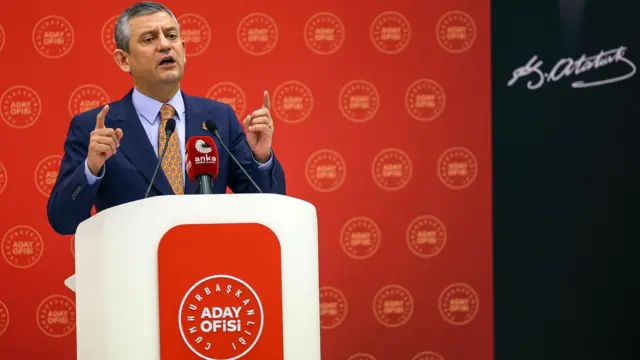 CHP Genel Başkanı Özgür Özel, Aziz İhsan Aktaş ve Ertan Yıldız gibi etkin pişmanlıktan yararlanan kişilerin ev hapsinin kaldırılmasını, partili belediye başkanlarının tutuklu yargılanmasını "ikili hukuk" olarak nitelendirmişti. 