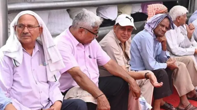 जून 2024 च्या या फोटोत, दिल्ली परिवहन विभागातील निवृत्त कर्मचारी पेन्शनसाठी आंदोलन करत आहेत.