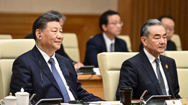 الرئيس الصيني شي جينبينغ ووزير خارجيته وانغ يي أثناء زيارة لفيتنام في ديسمبر/كانون الأول الماضي
