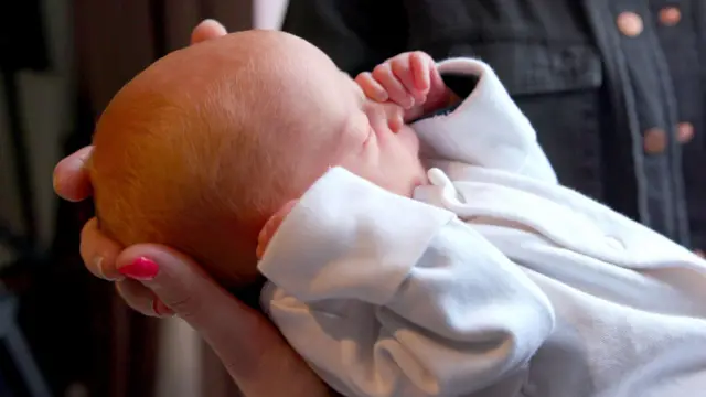 беба у наручју