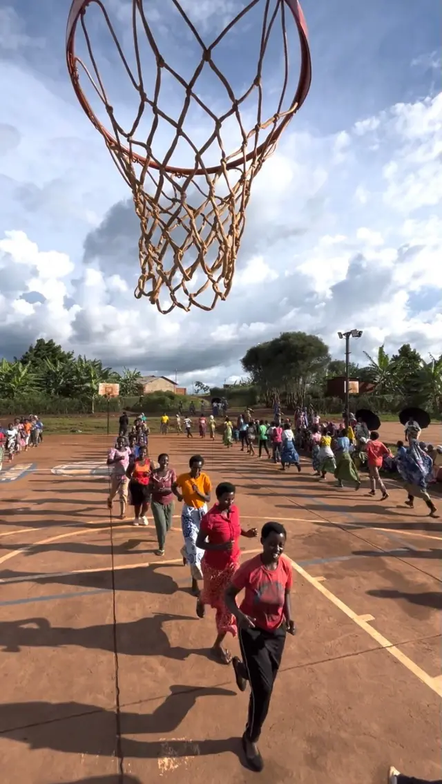 Mbere yo gutangira gutera umupira mu nkangara, barabanza bakaganira n'umutoza, bakishyushya, bakagorora ingingo