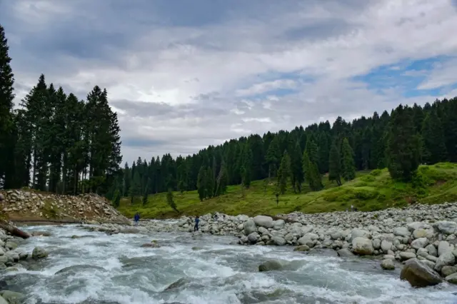 दूधपथरी श्रीनगर से क़रीब 50 किलोमीटर पश्चिम में है. ठंडे मौसम में ऊंट की देखभाल को लेकर भी सवाल है