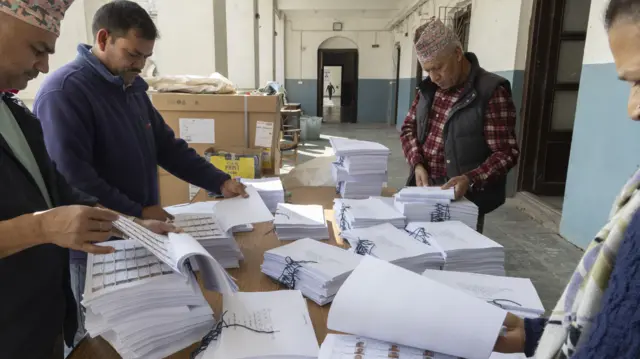 मतदाता नामावली सूची मिलाउँदै आयोगका कर्मचारीहरू