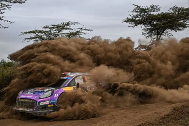 Wata mota da ta shiga gasar tseren motoci ta Safari a Kenya ta tayar da kura a kudancin Kogin Naivasha ranar Lahadi, ranar da aka rufe gasar. 