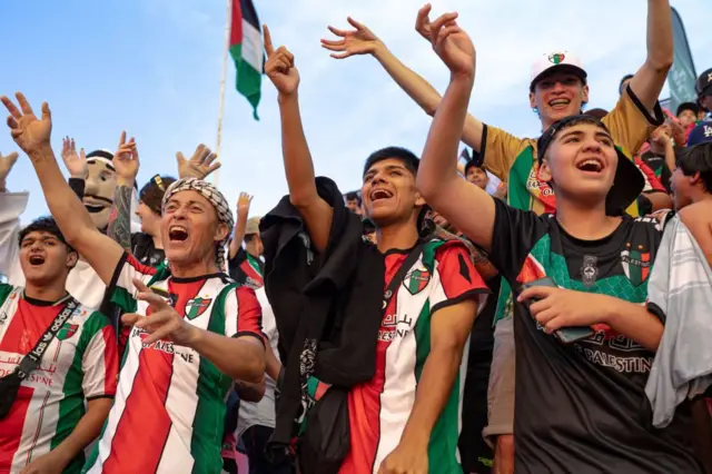 يلعب نادي ديبورتيفو باليستينو في دوري الدرجة الأولى بتشيلي ويرتدي لاعبوه ألوان الأحمر والأخضر والأسود ، وهي ألوان العلم الفلسطيني