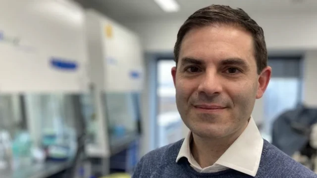 Londra'daki Tropik Hastalıklar Hastanesi'nde önde gelen mantar uzmanı Dr. Neil Stone