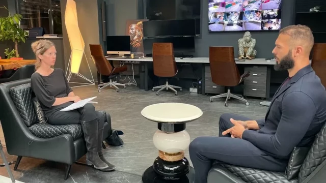 BBC와 인터뷰하는 앤드류 테이트