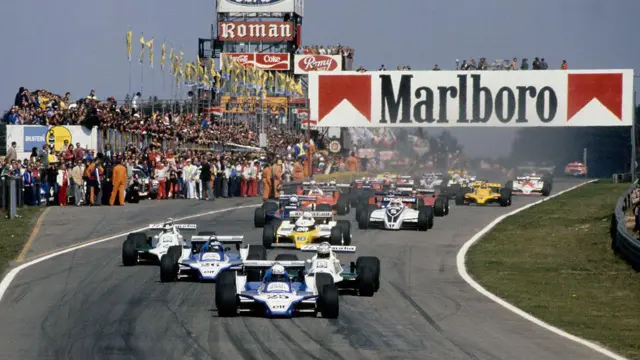 Largada do Grande Prêmio da Bélgica de Fórmula 1 de 1980, com grande anúncio dos cigarros Marlboro