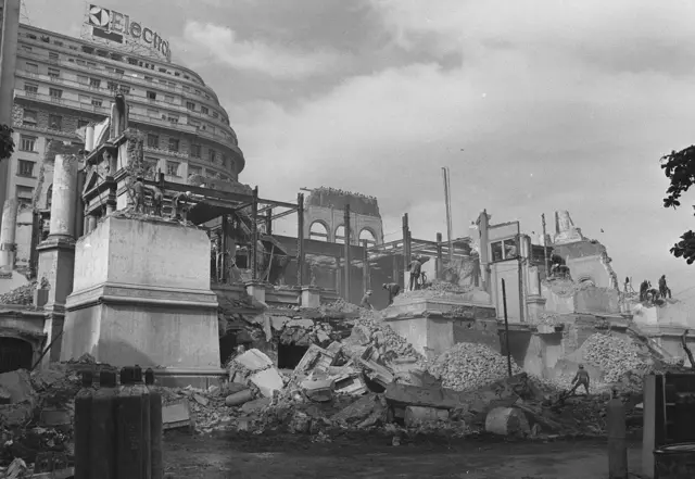 A demolição do Palácio Monroe começou no dia 5 de janeiro de 1976; sete meses depois, já não havia mais vestígios dele na avenida Rio Branco