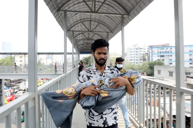 আত্নীয় রাফির কোলে হামে মারা যাওয়া সাদমানের মরদেহ