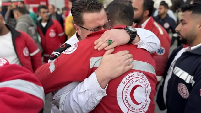 Gazze'nin güneyinde Han Yunus'taki Filistin Kızılayı çalışanları birbirine sarılıyor