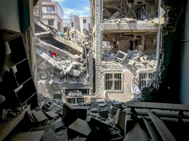 டெஹ்ரானில் தாக்குதல்களில் சேதமடைந்த கட்டடங்கள்