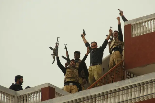 په ۲۰۱۰ کال کې په لاهور کې پر یوه جومات د ټي ټي پي د وسله والو له برید وروسته، کله چې ۳۰ کسان ووژل شول او بیا یې جومات پرانیست، د پولیسو د غړو لمانځنه.