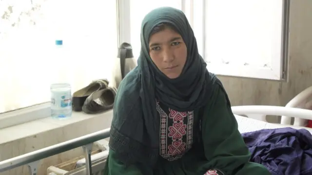 ګل‌باغ، چې د شپږو ماشومانو مور دی، فکر کوي ۳۰ کلنه ده او د ویني له کمښته شکایت کوي. 