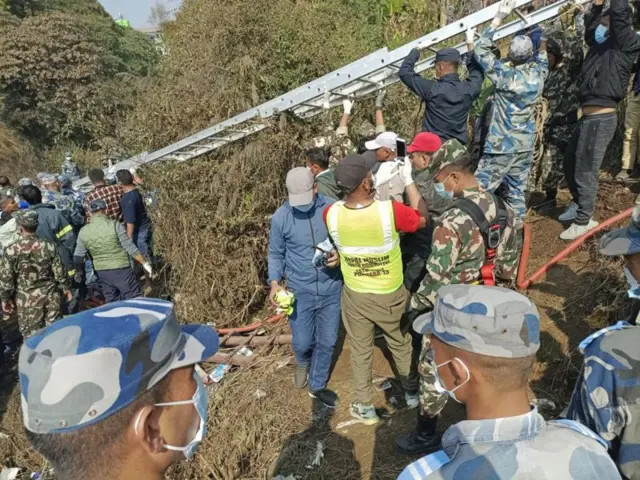 यती एअरलाइन्सको विमान दुर्घटना भएको स्थानमा सुरक्षाकर्मीहरू