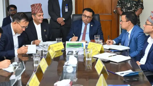 धितोपत्र बोर्डका पदाधिकारीहरूसँग अर्थमन्त्री स्वर्णिम वाग्ले